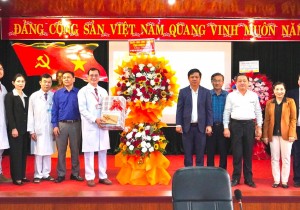 BÍ THƯ TỈNH ỦY LƯƠNG NGUYỄN MINH TRIẾT ĐẾN THĂM, TẶNG HOA CHÚC MỪNG KỶ NIỆM 69 NĂM NGÀY THẦY THUỐC VIỆT NAM (27/2/1955 – 27/2/2024) TẠI BỆNH VIỆN ĐA KHOA KHU VỰC MIỀN NÚI PHÍA BẮC QUẢNG NAM.
